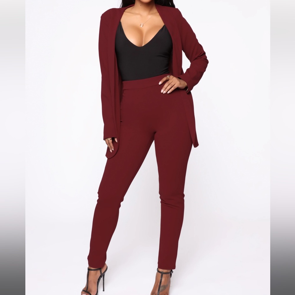 FASHION NOVA Payin’ it Forward Blazer set in BURGUNDY. Very Good Condition.